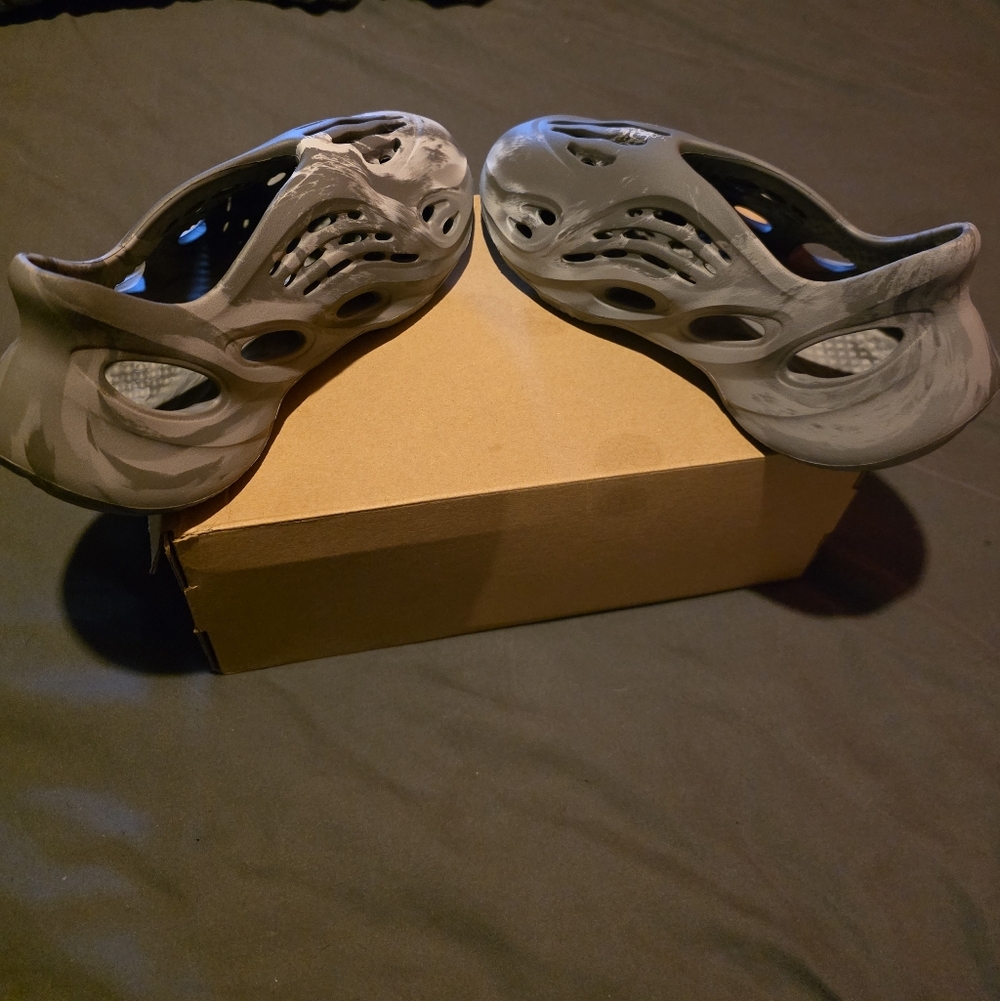 Yeezy Foam Runner Gray Marble Slip-On Kids Shoes - Picture 7 of 7